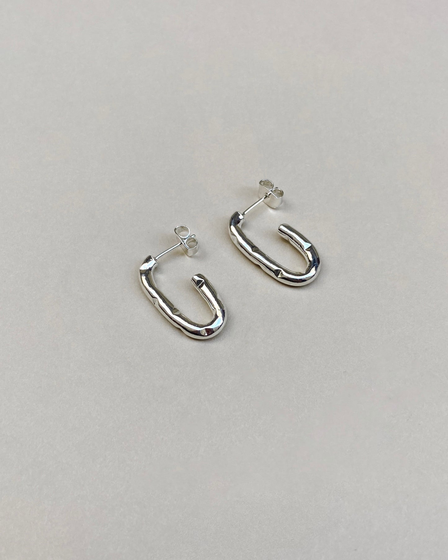 Sting hoop earrings